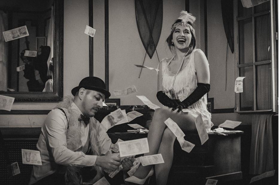 https://www.pexels.com/photo/analog-photo-of-couple-dressed-in-old-mafia-movie-costumes-with-flying-money-24514206/