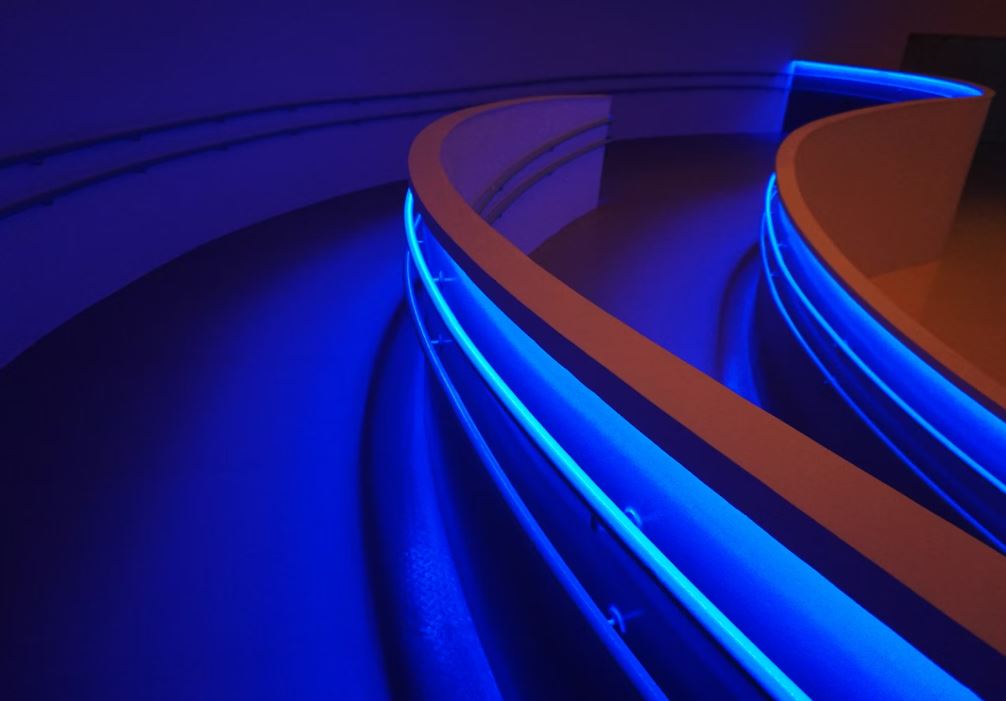 https://unsplash.com/photos/a-curved-wall-with-blue-lights-in-a-room-7hibtbp7sMI