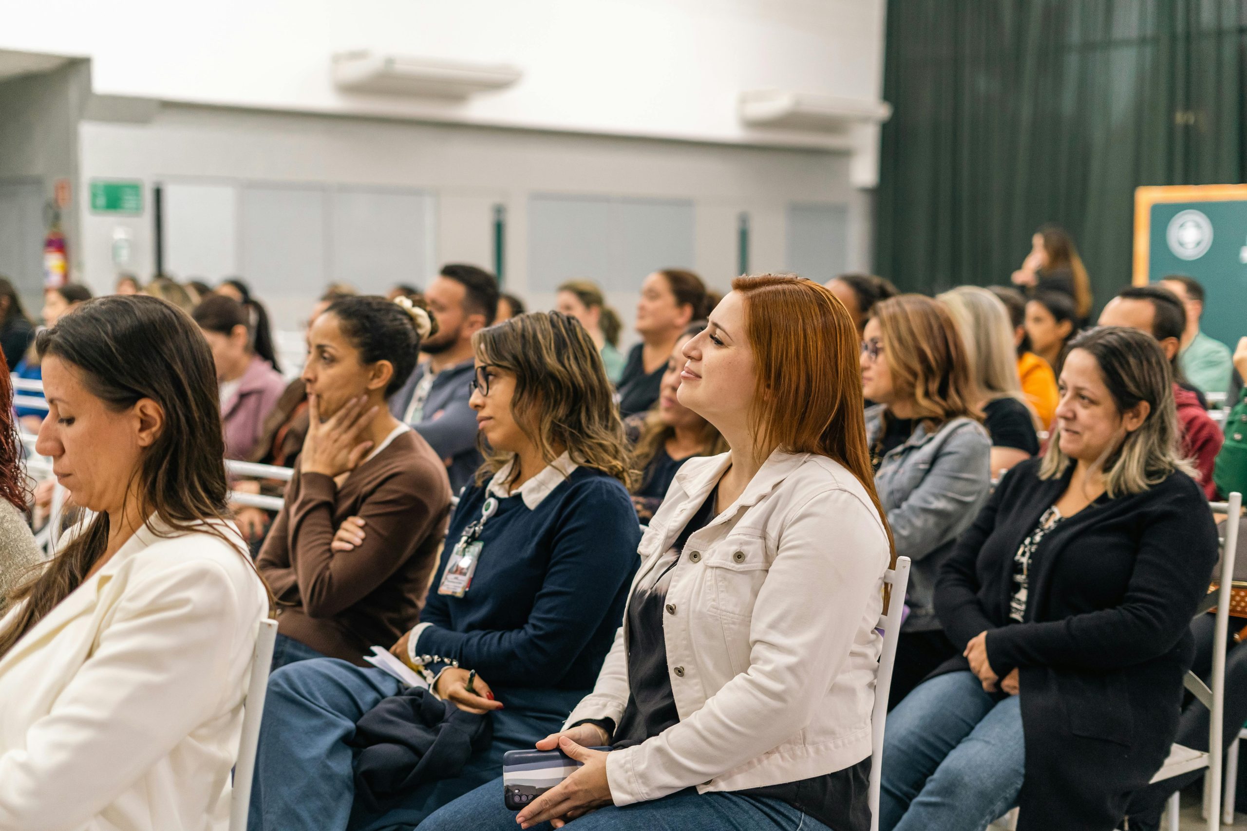 https://www.pexels.com/photo/people-sitting-in-lecture-17637293/