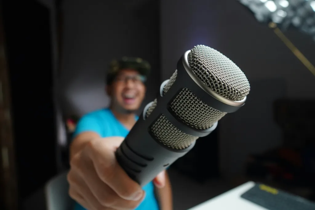 https://unsplash.com/photos/man-in-blue-and-black-crew-neck-t-shirt-holding-microphone-92gUiR6UhVg Photo by Medy Siregar on Unsplash