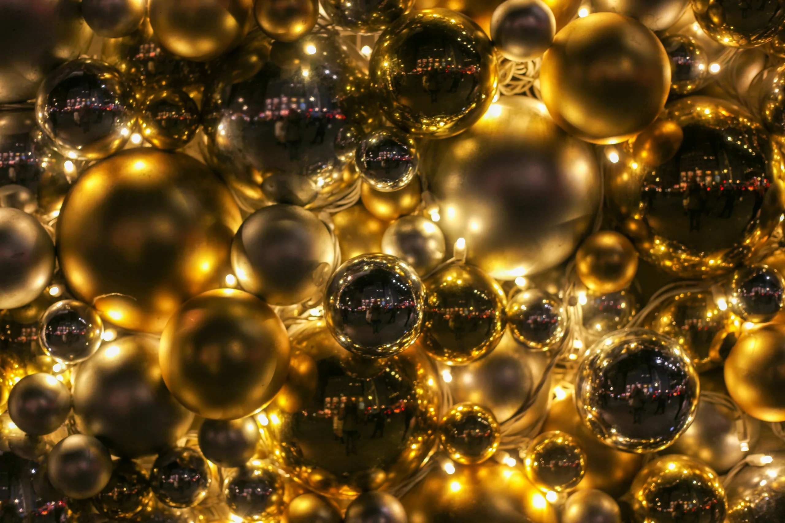 https://unsplash.com/photos/gold-and-silver-round-ornament-Xnf9YhbplfE