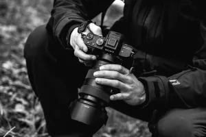 https://unsplash.com/photos/grayscale-photo-of-person-holding-dslr-camera-G7wgKn7j_Rs