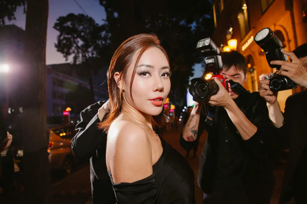 Photo by Thể Phạm: https://www.pexels.com/photo/photographers-taking-pictures-of-a-celebrity-arriving-at-an-event-22809328/
