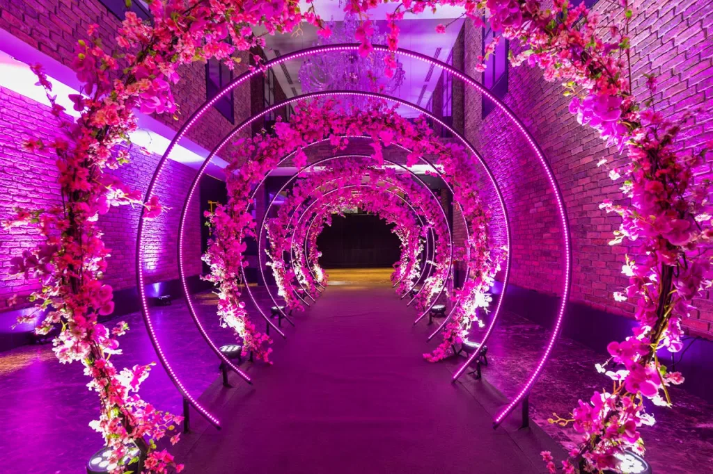 https://www.pexels.com/photo/flowers-garlands-over-corridor-16935915/