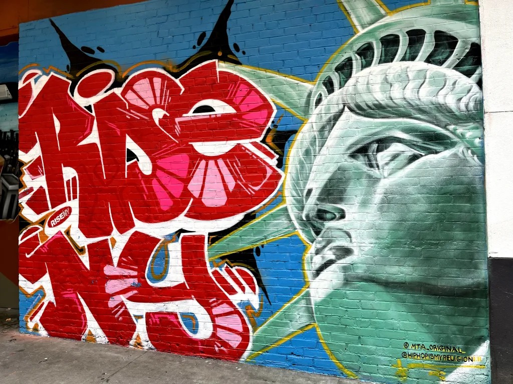 https://unsplash.com/photos/a-mural-of-the-statue-of-liberty-painted-on-a-brick-wall-JGU28juFk5M