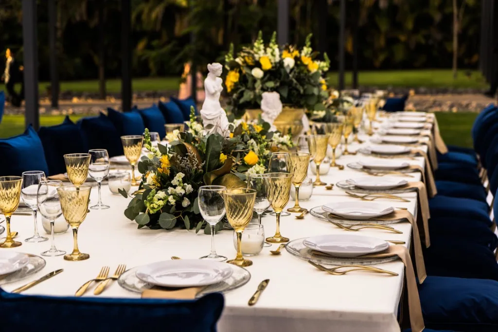 Photo by Luis Becerra  Fotógrafo: https://www.pexels.com/photo/a-fancy-table-setting-6162758/ 