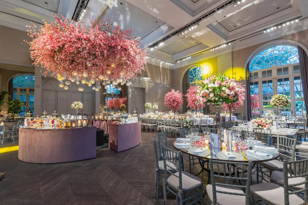 https://www.pexels.com/photo/luxury-restaurant-interior-with-cherry-blossom-decoration-17023016/
