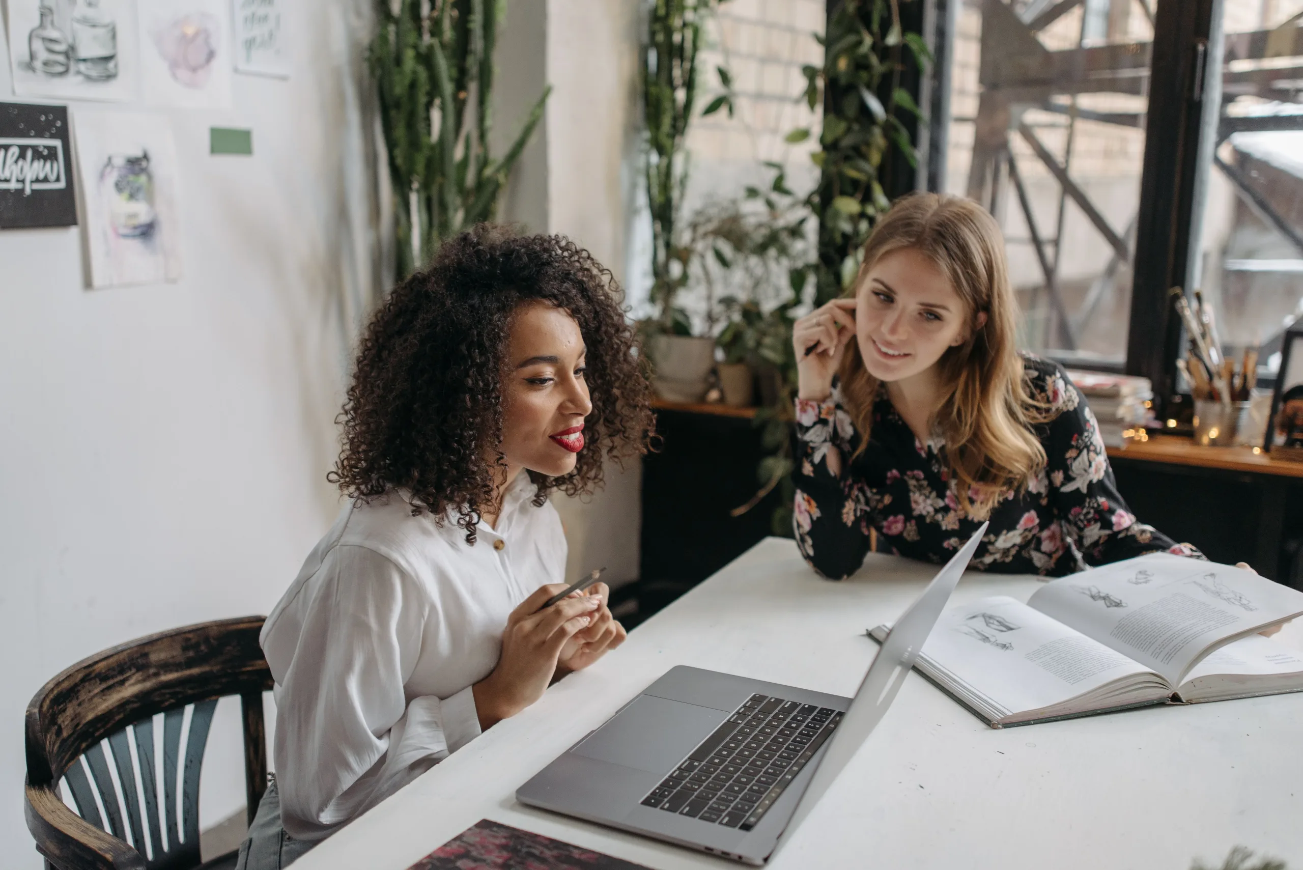 https://www.pexels.com/photo/women-looking-at-laptop-scree-6925397/