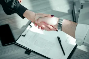 https://www.pexels.com/photo/two-shaking-hands-17682883/