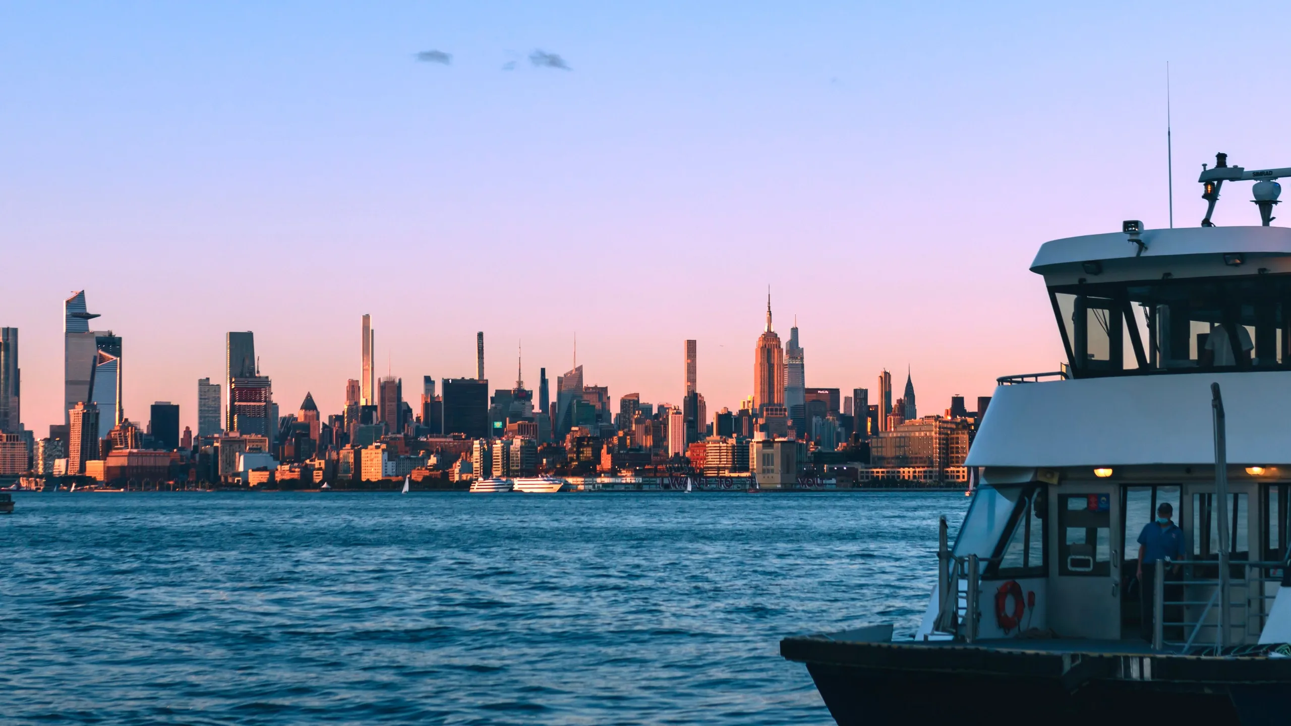 Photo by _littlemoon_: https://www.pexels.com/photo/view-of-a-skyline-at-dusk-9785644/