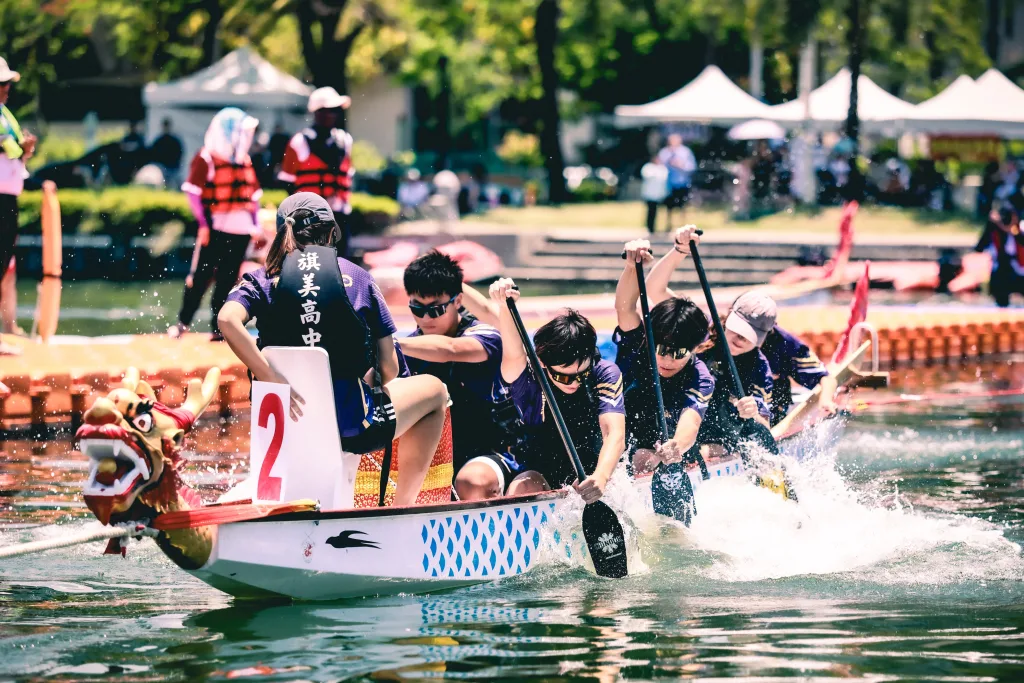 Photo by Mike Huang: https://www.pexels.com/photo/energetic-dragon-boat-race-in-sunny-park-38186611/