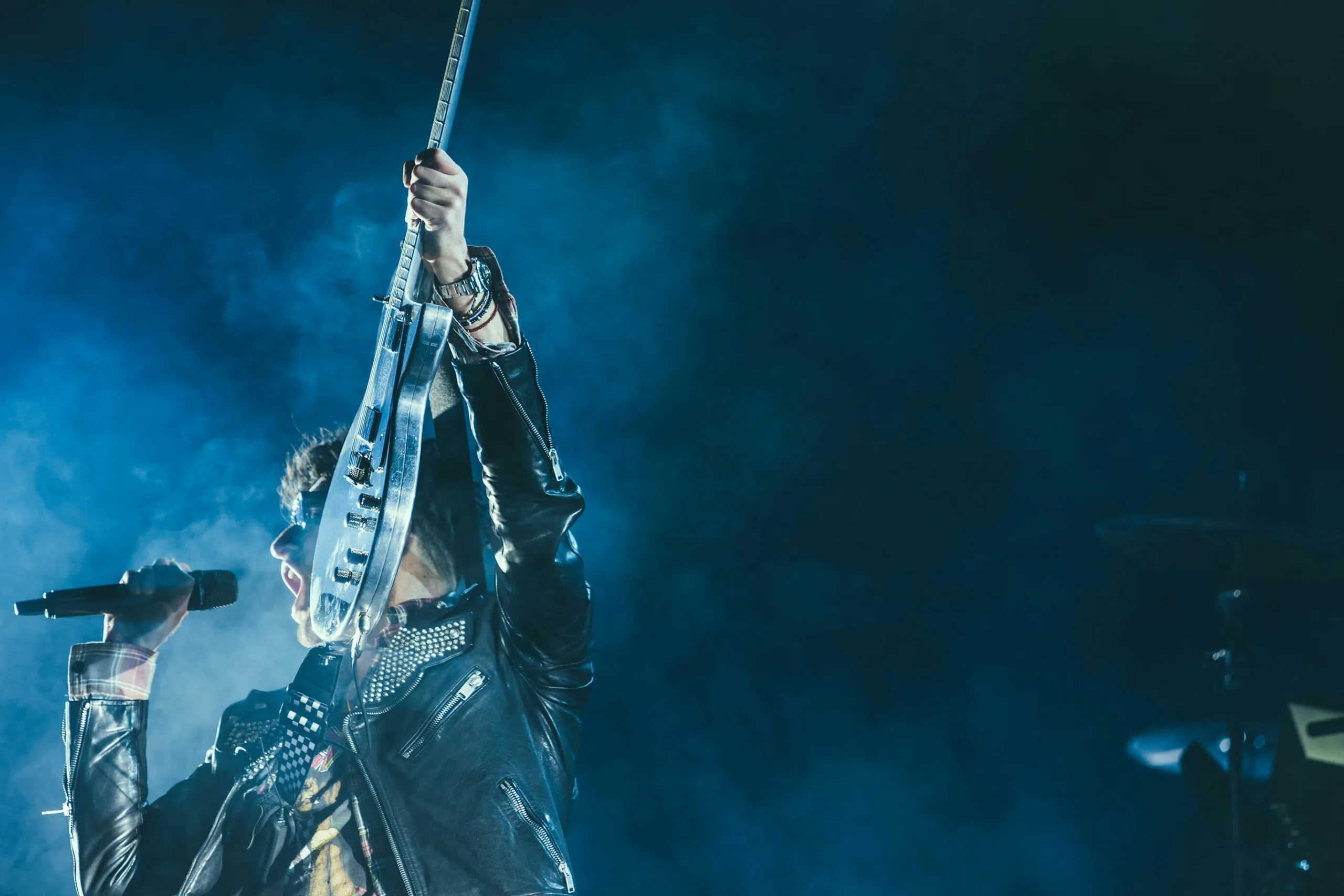 https://unsplash.com/photos/man-holding-electric-guitar-and-microphone-in-front-of-lights-inside-dim-room-with-smoke-sxxnM-tRlVg