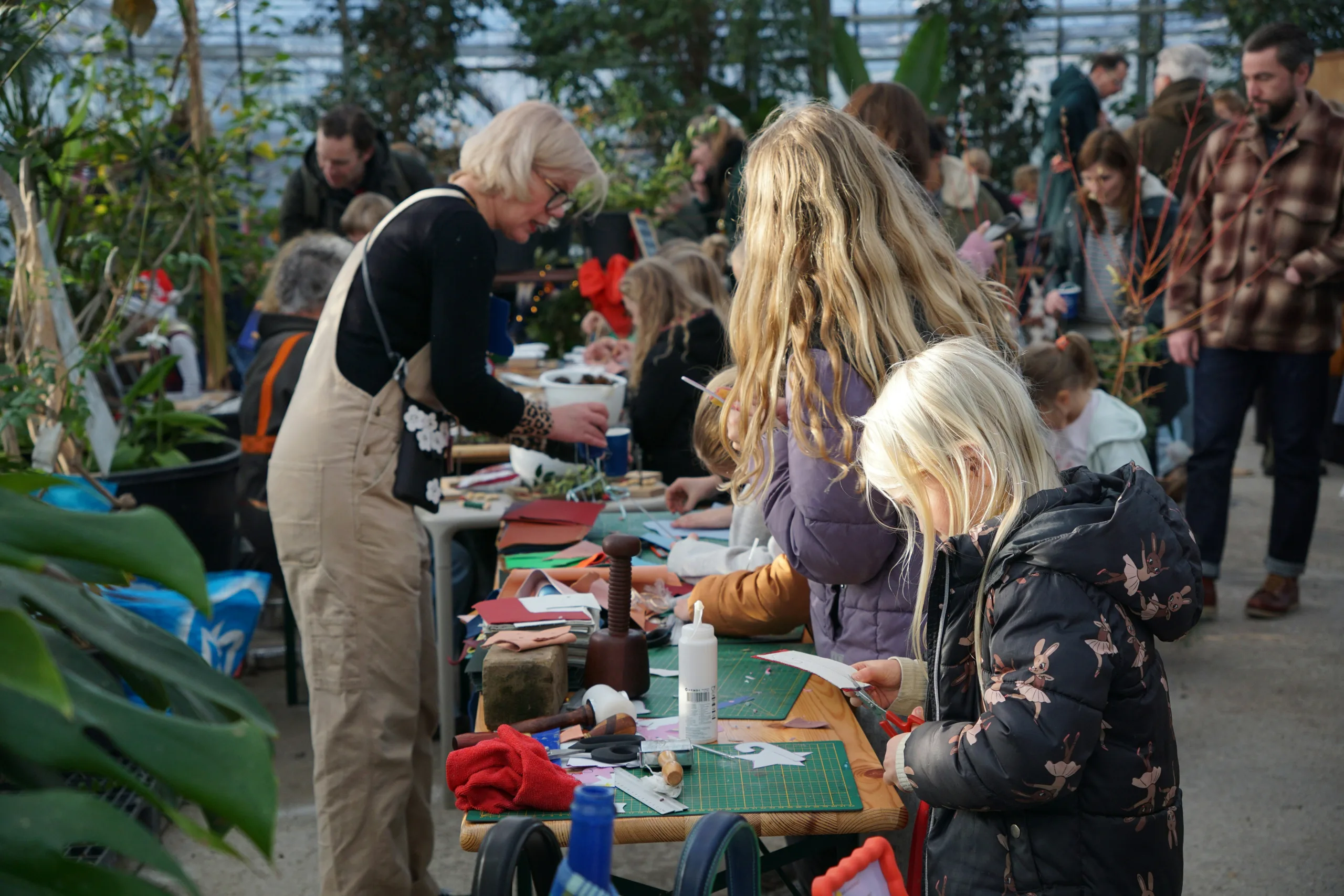https://unsplash.com/photos/adults-and-children-crafting-at-tables-with-plants-ukTZrFNqCXU