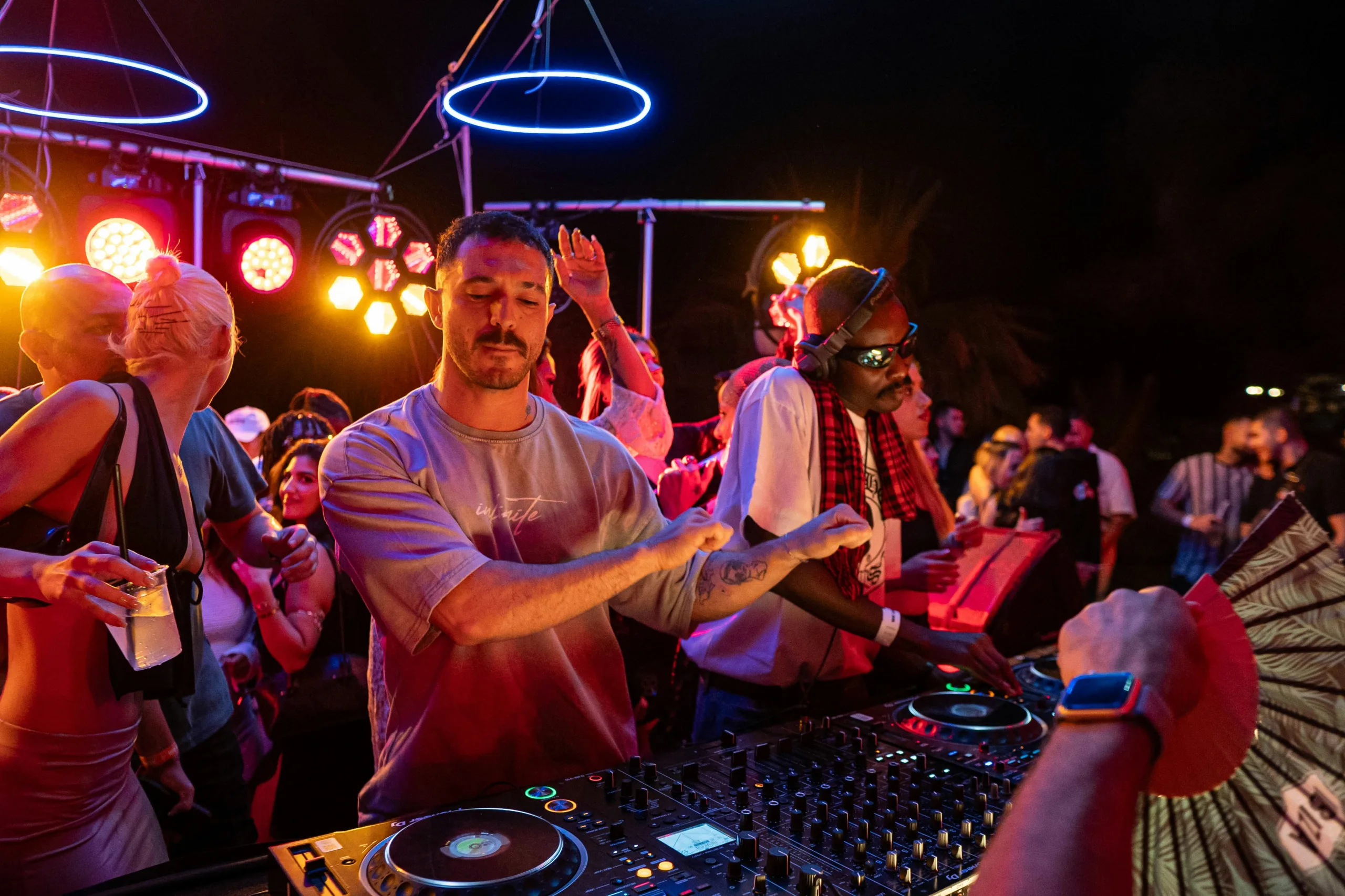 https://unsplash.com/photos/djs-performing-for-a-crowd-at-an-outdoor-night-event-ivIg2UL8vlE