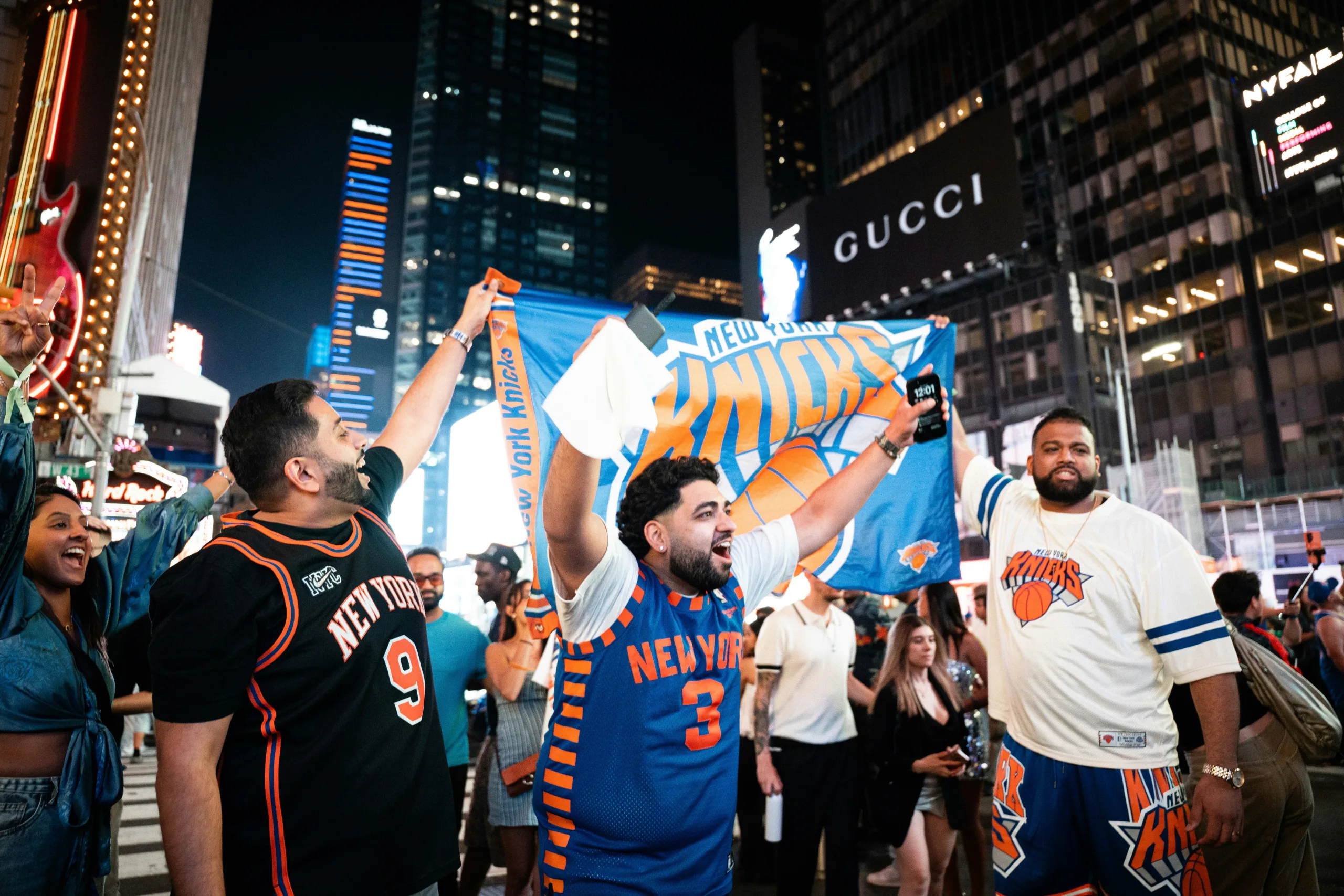 https://unsplash.com/photos/new-york-knicks-fans-celebrate-in-times-square-at-night-9XhtnyHkDIk