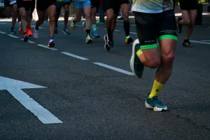 https://unsplash.com/photos/a-group-of-people-running-down-a-street-BKIPY8TuNmI