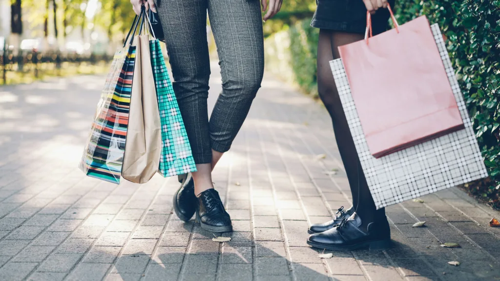 https://unsplash.com/photos/two-women-with-shopping-bags-on-a-sidewalk-VZK7zlnUVwI