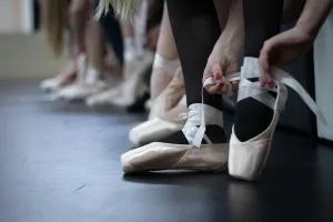 https://unsplash.com/photos/a-group-of-ballet-dancers-tying-their-shoes-VRqA3J78DpA