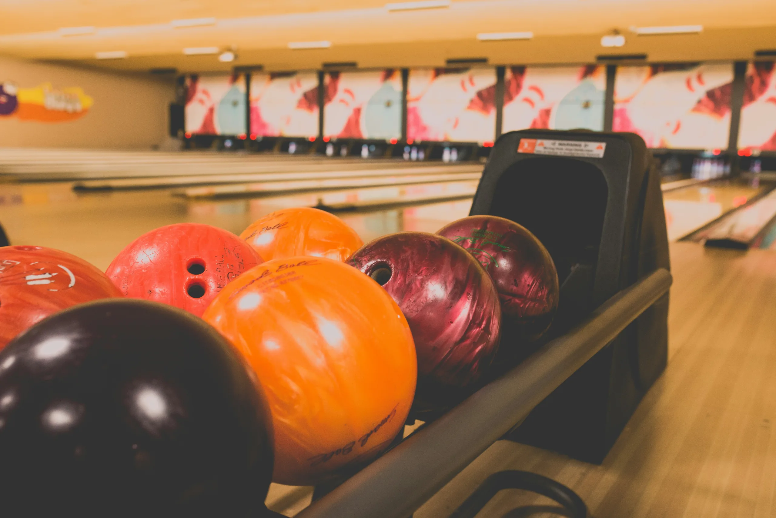 https://unsplash.com/photos/bowling-balls-on-rack-PpiSQO21htY